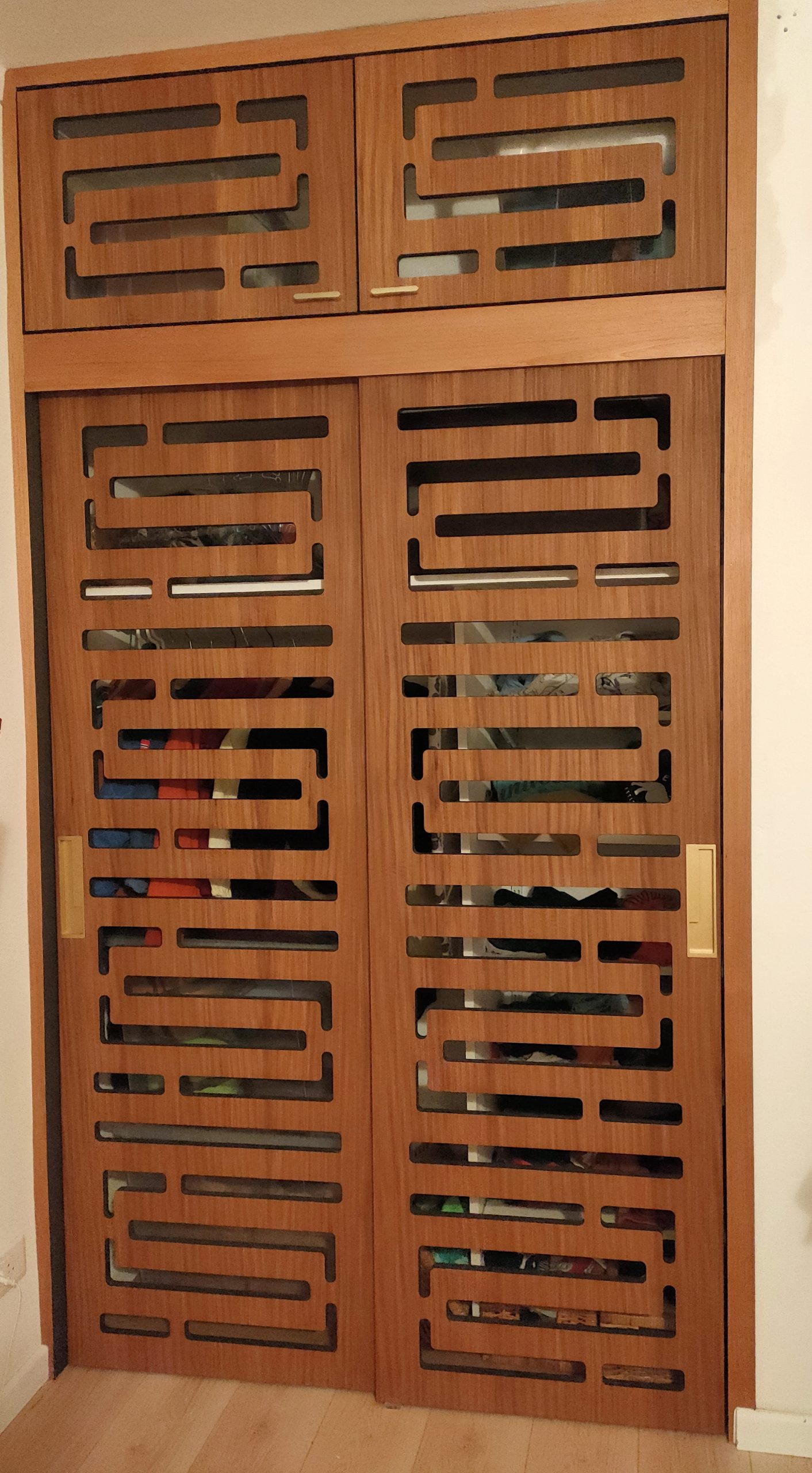 Agemencement porte placard avec motifs ajourés